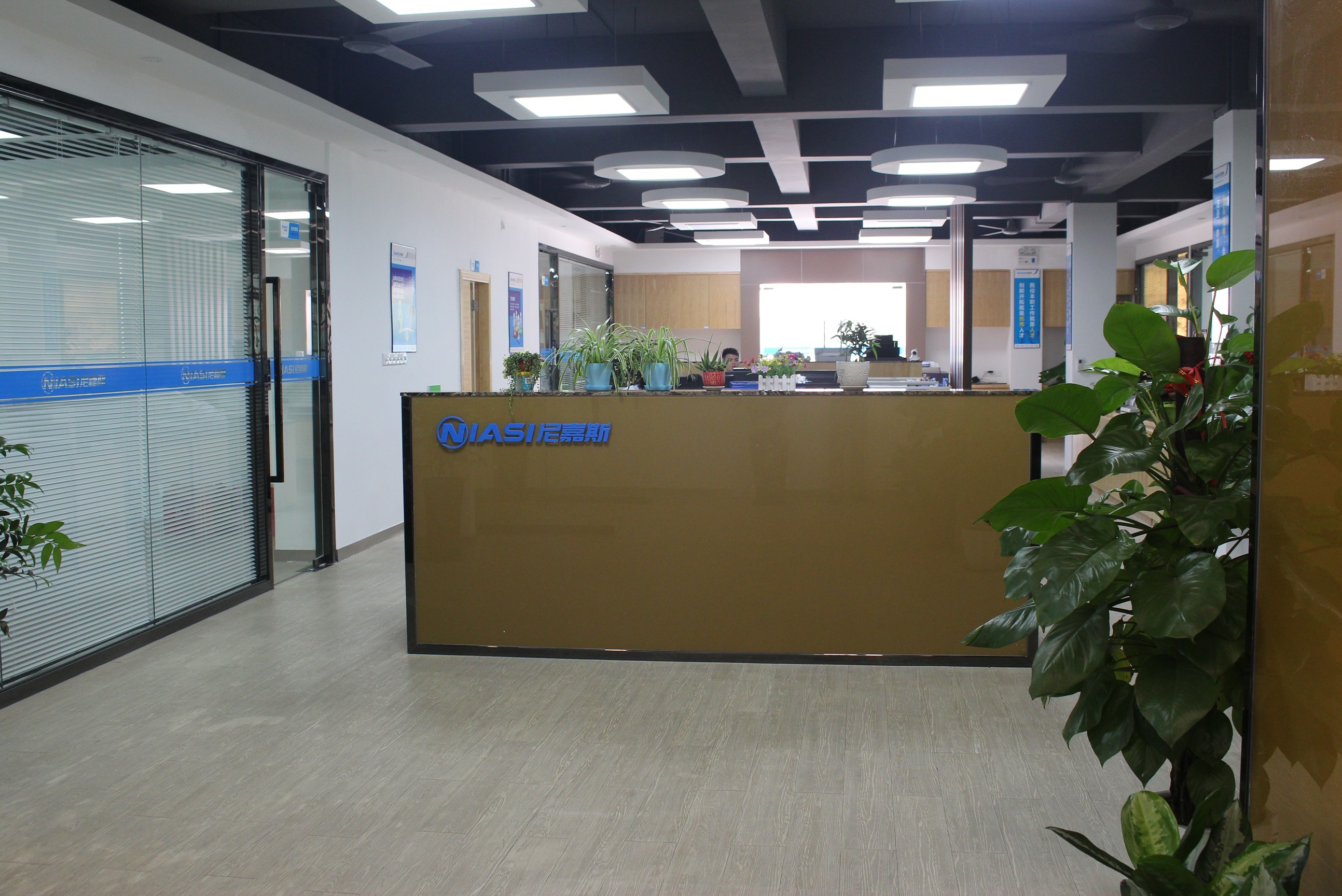 东莞市尼嘉斯塑胶机械有限公司图1