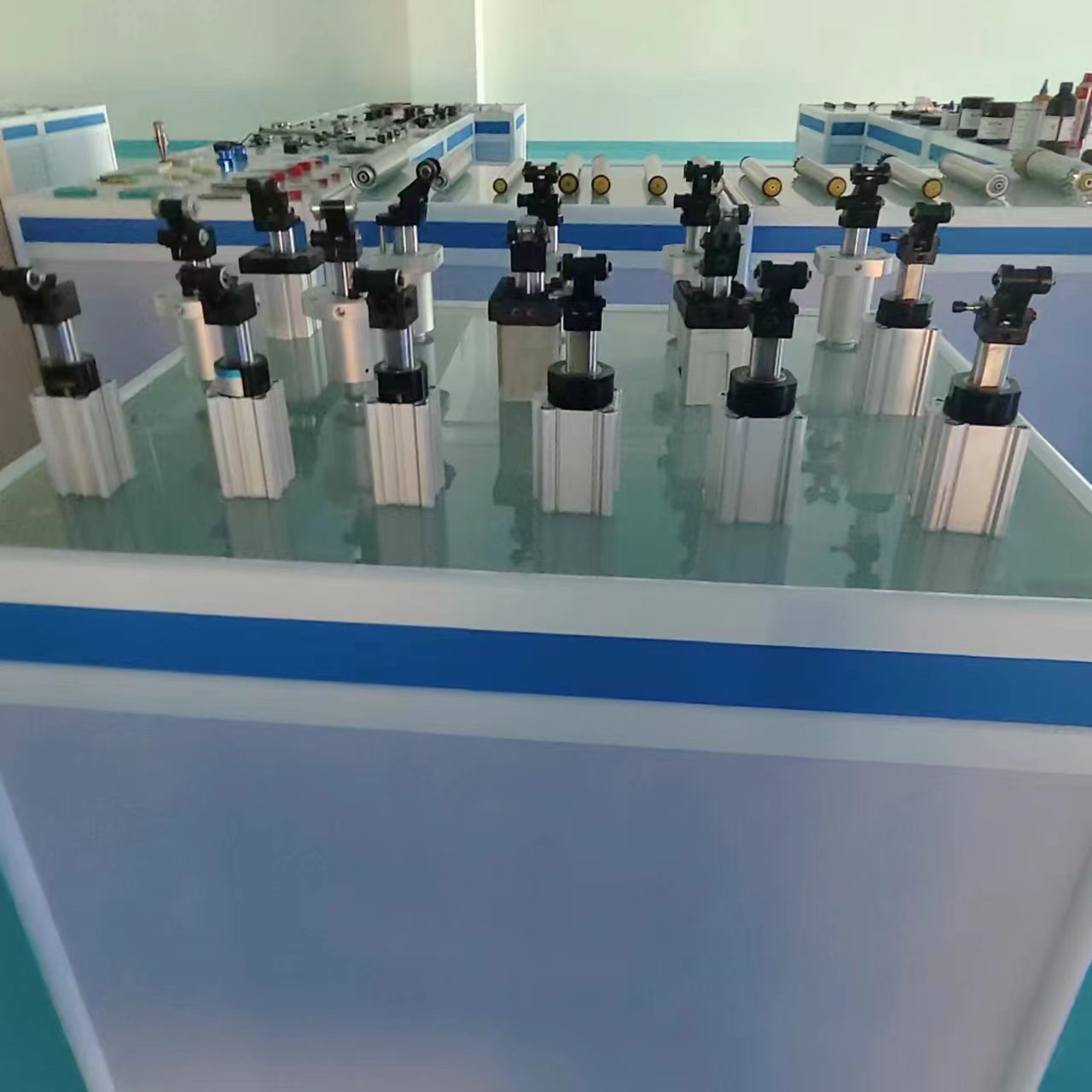 深圳市富士杰智能技術(shù)有限公司日式機(jī)械手圖